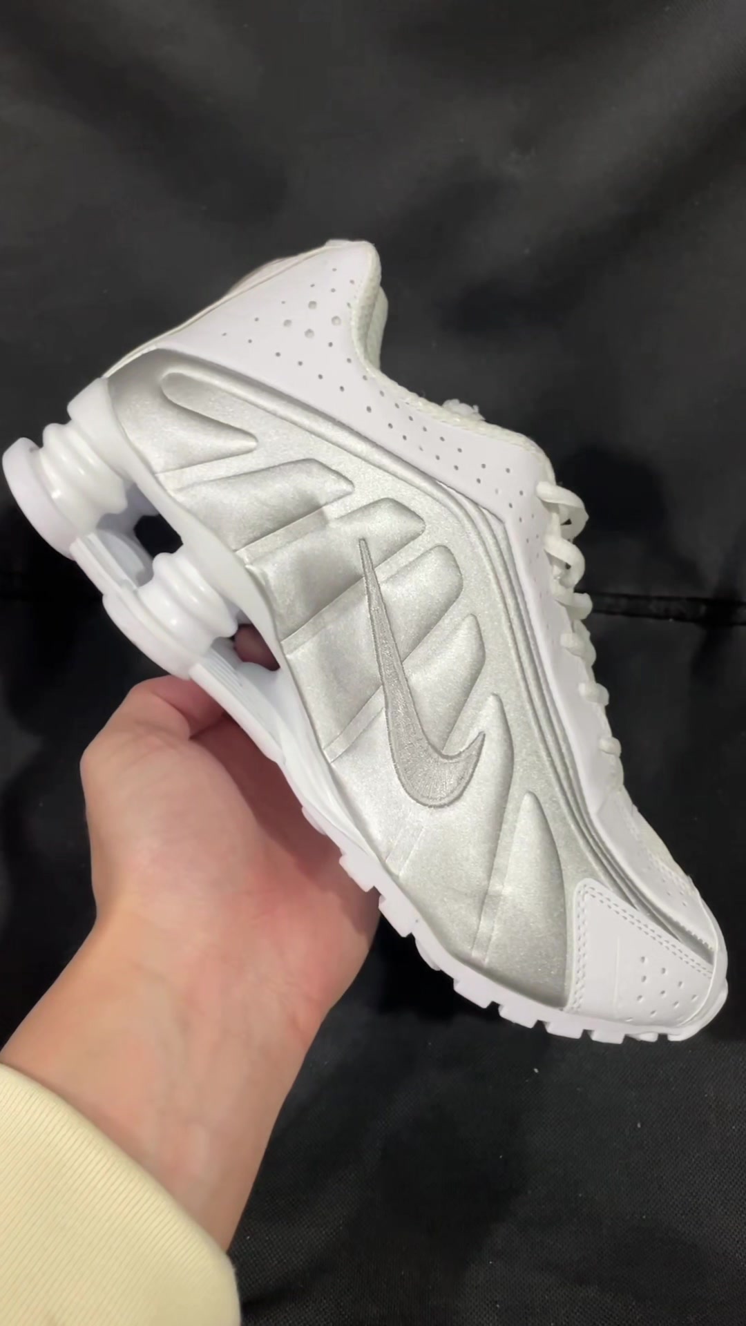 Nike Shox R4银白| Y2K千禧风焊在脚
上了！