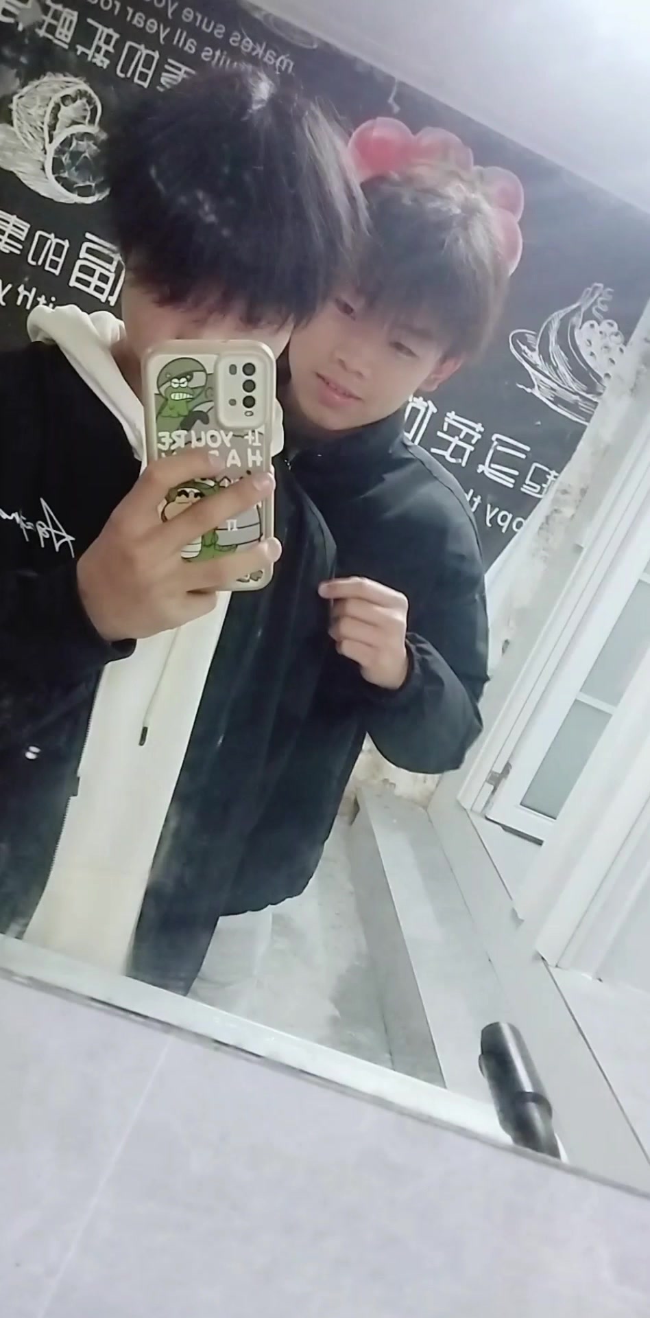 衣服非常的好穿,不是很耐脏非常的百搭,随
