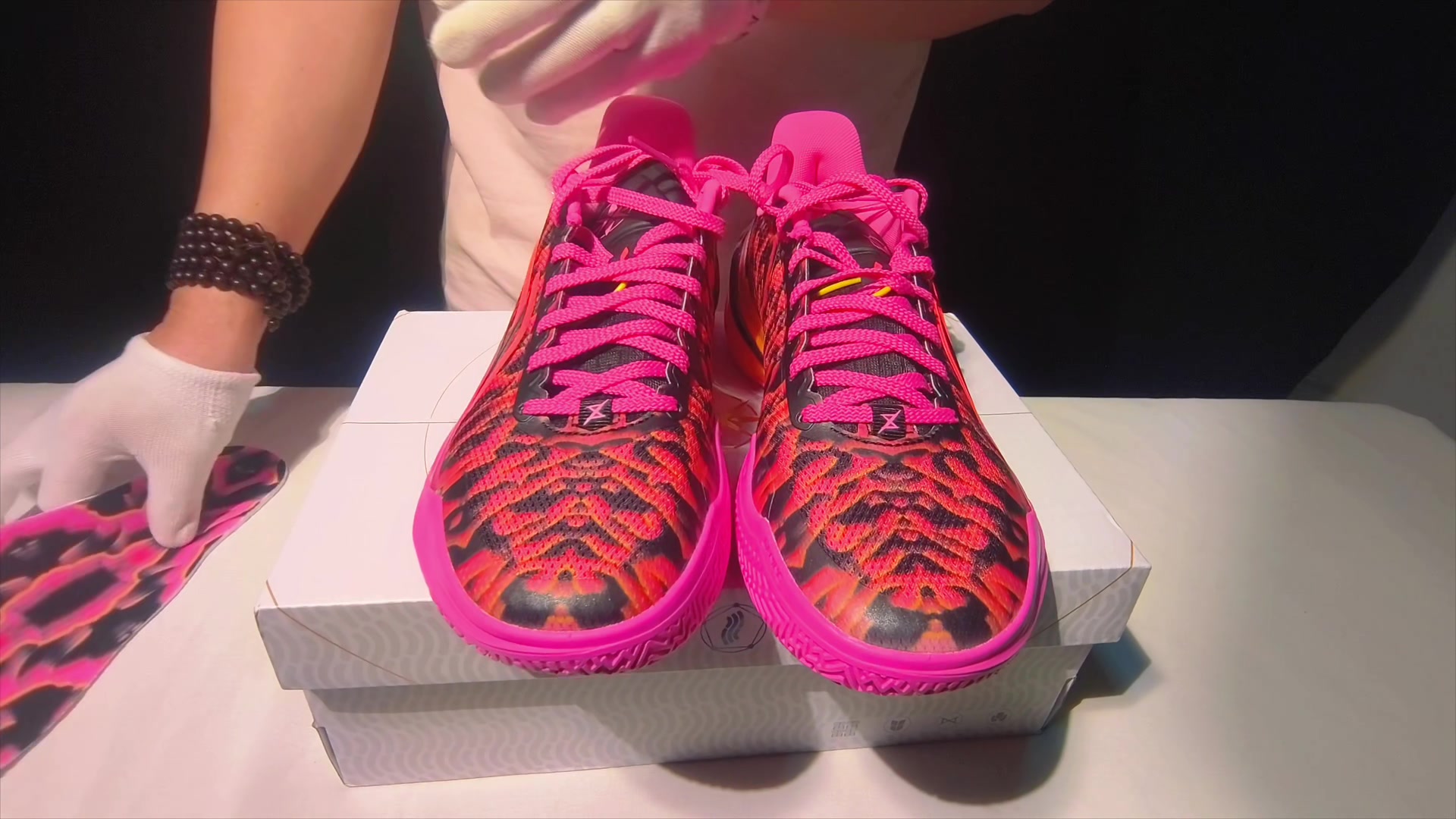 球场吸睛+实战能打！利刃5V2 3D碎影玫红款：澎湃脚感藏着稳定抗扭黑科技