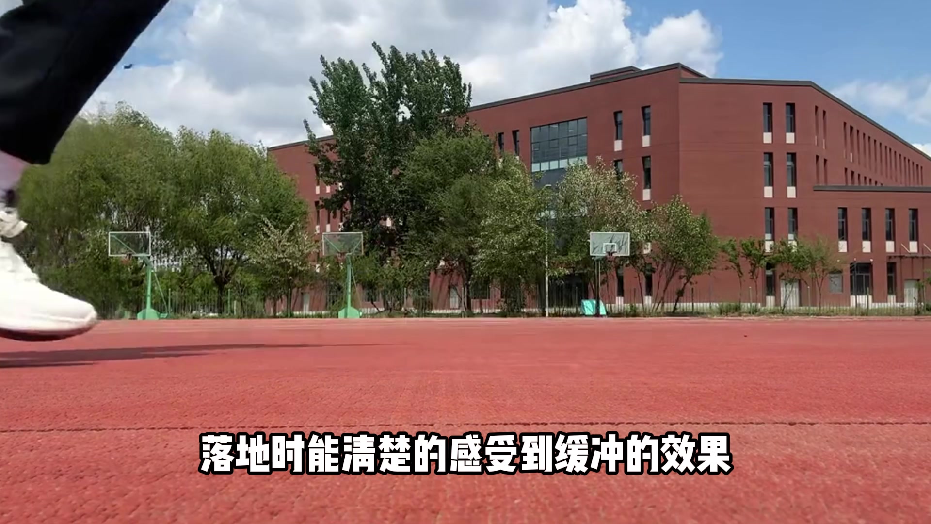 “安踏流云跑鞋测评：轻便舒适+高颜值，一鞋两用，通勤慢跑全搞定！”