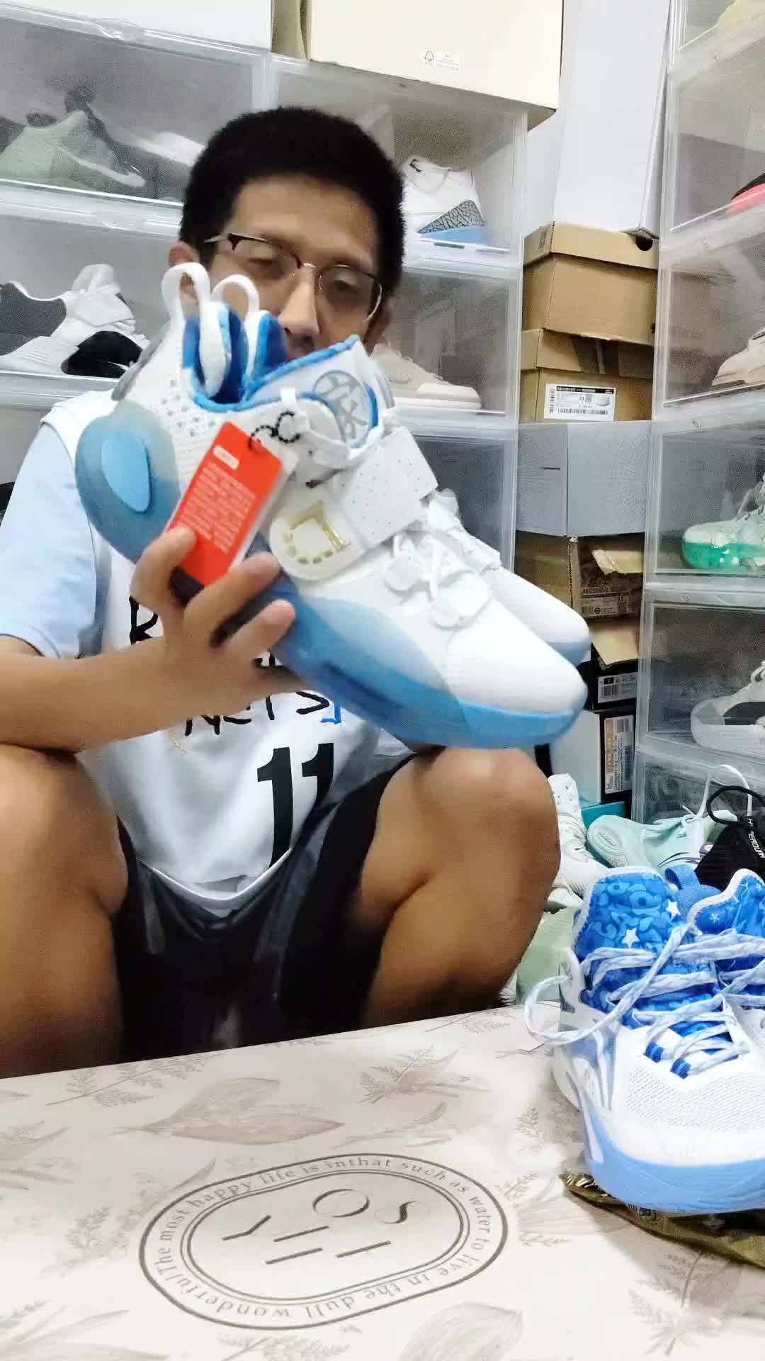 蓝色球鞋爱好者