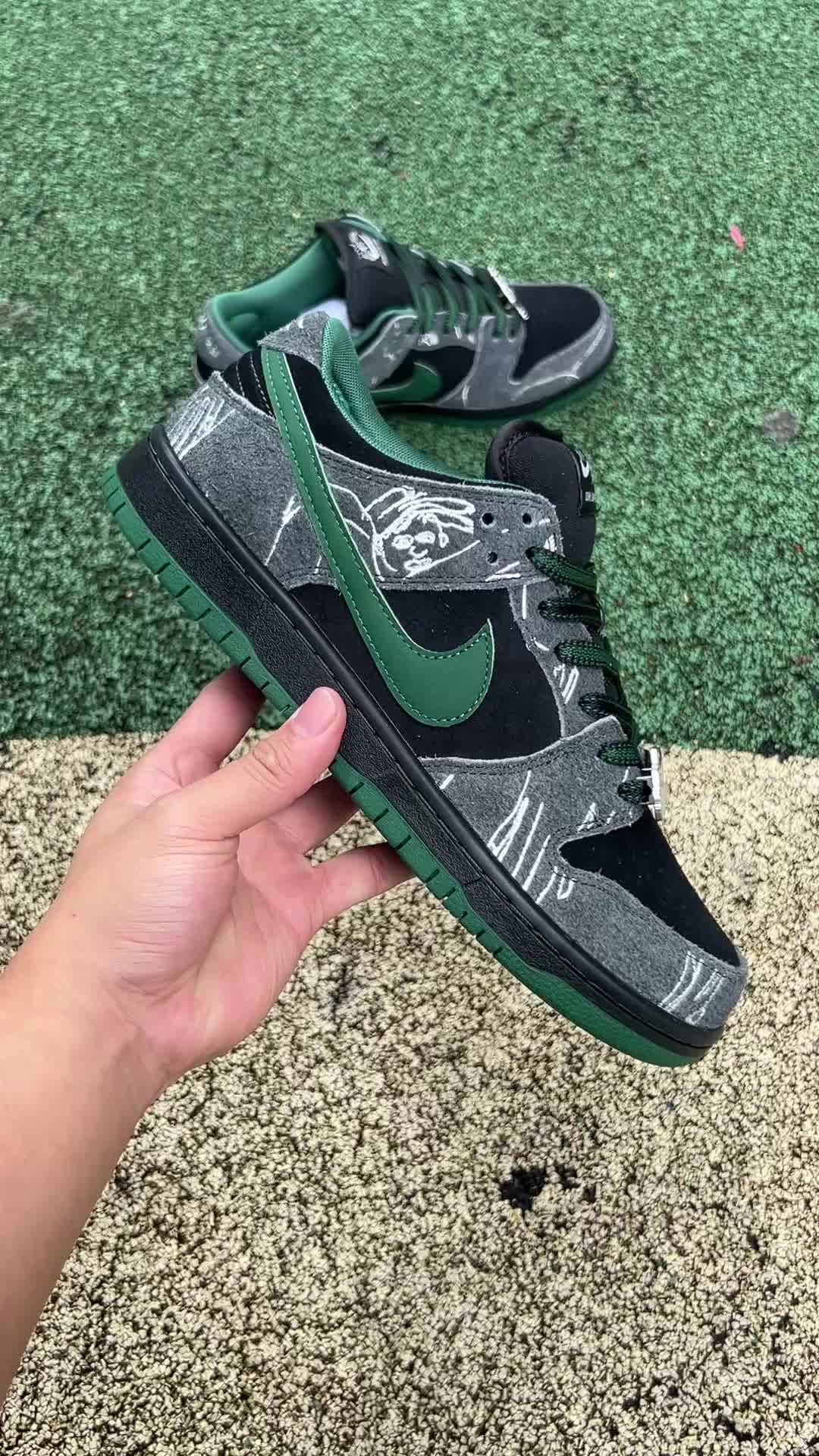 黑墨绿联名dunk
货号HF7743-001，又•
一款联名dunk配色
颜色很高级，鞋面设计感很有