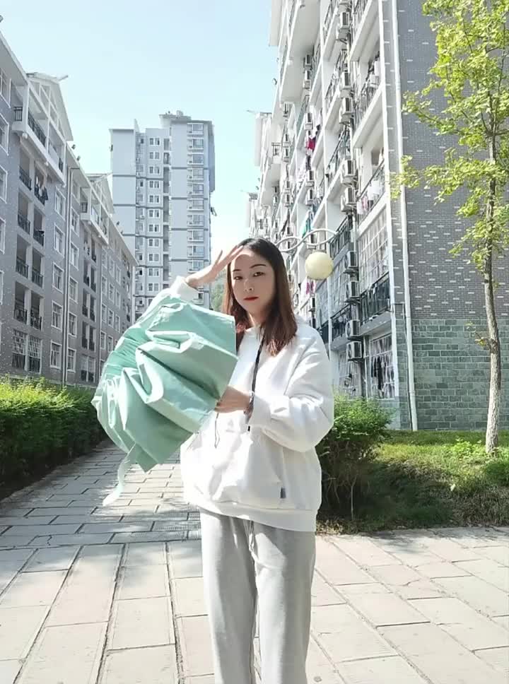 自动伞的反应很灵敏，开伞收伞都很方便不会