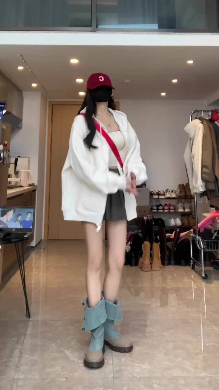 咱就是说幂式穿搭的秘诀卫衣加短裙