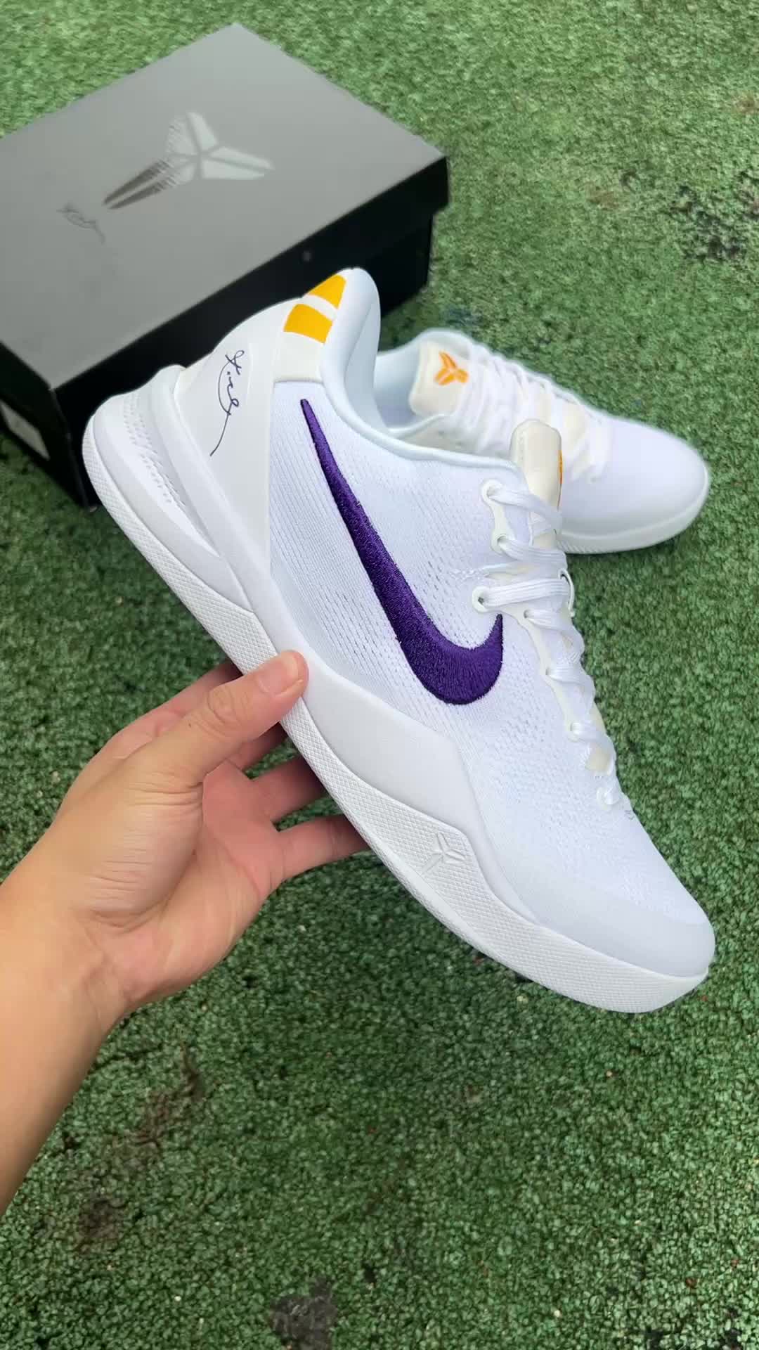 kobe 8 Protro又曝光了新配色
科比整个篮球生涯效力于湖人队，球鞋上也自
然少不了金色和紫