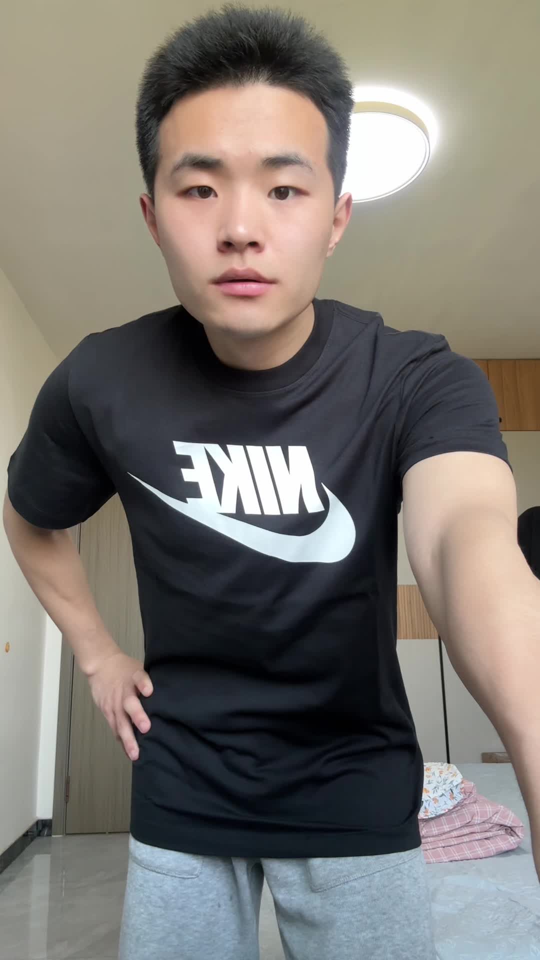 耐克大logo黑色短袖上身穿搭