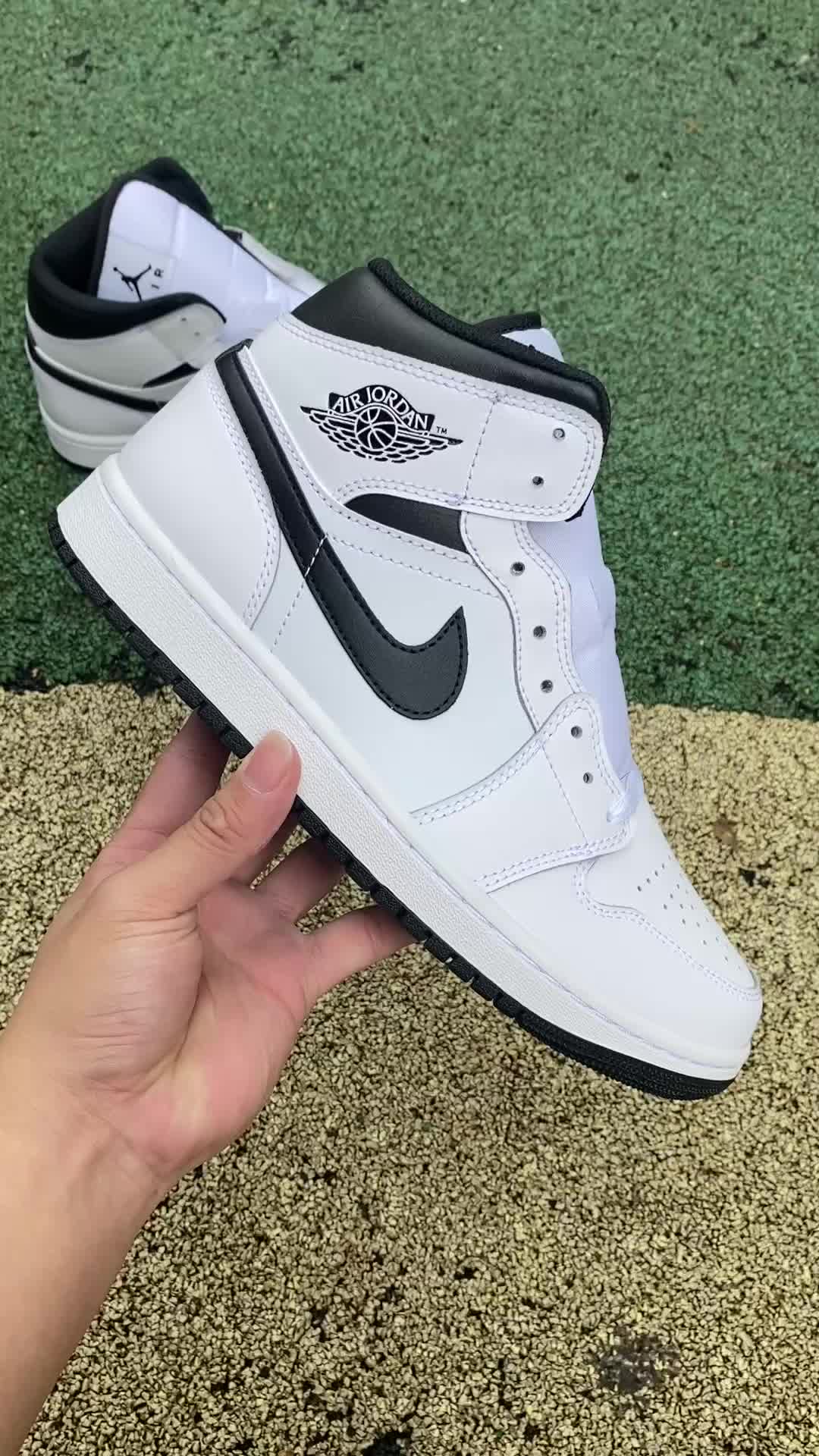 JORDAN 1，并且还是近年比较流行的中帮版
本，刚开始AJ1是作为篮球实战鞋推出的，但
是如今更
