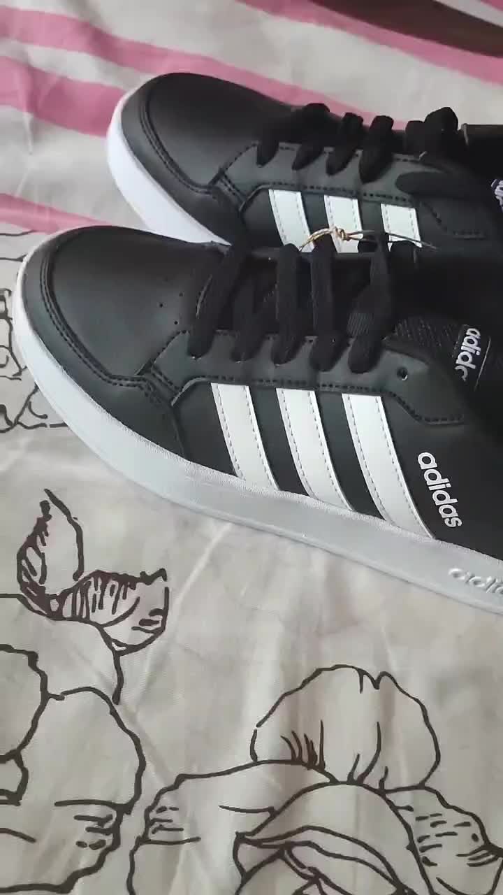 这双鞋黑白搭配板鞋很不错！