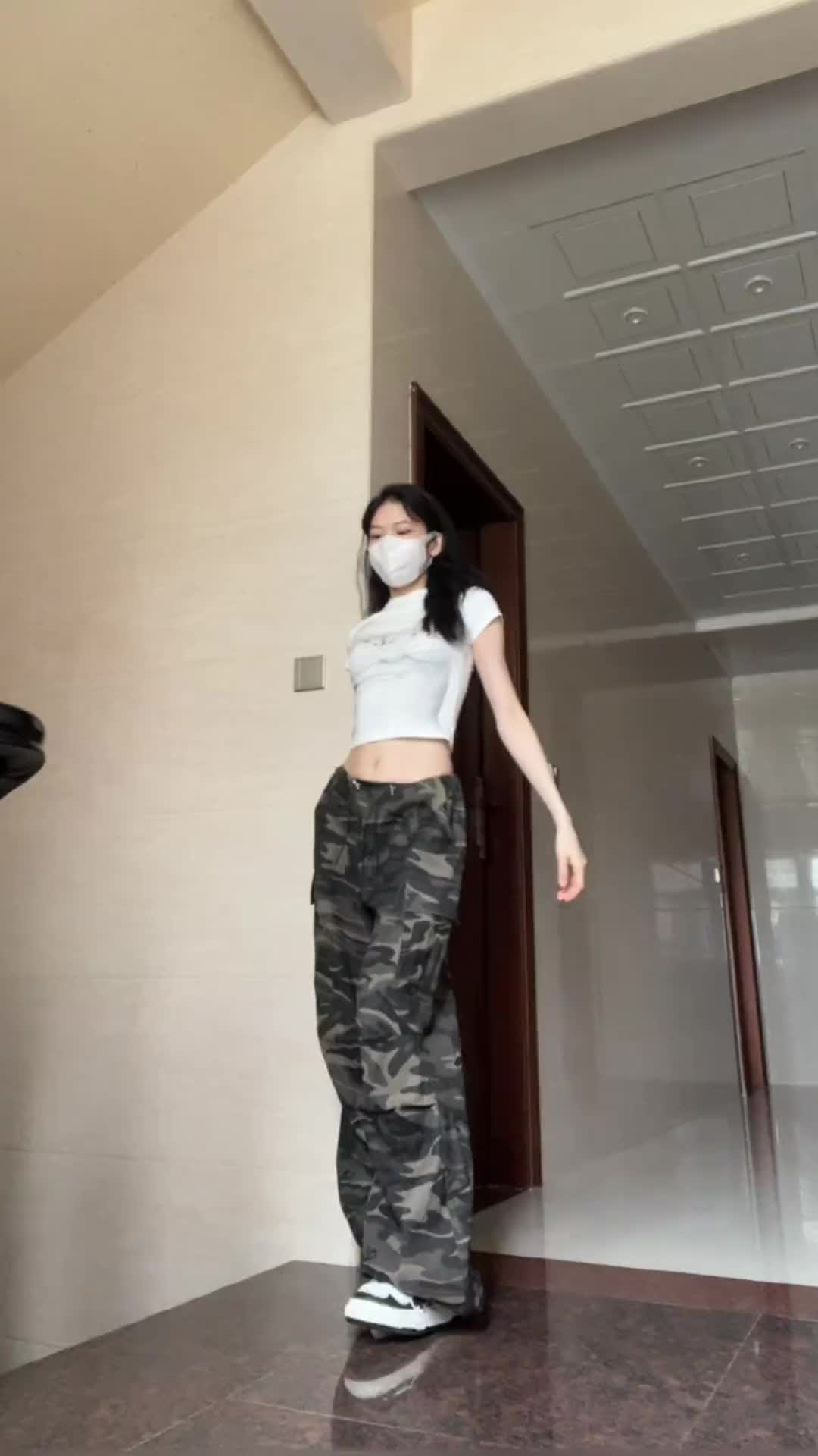 我说你小子穿的别太辣了！！