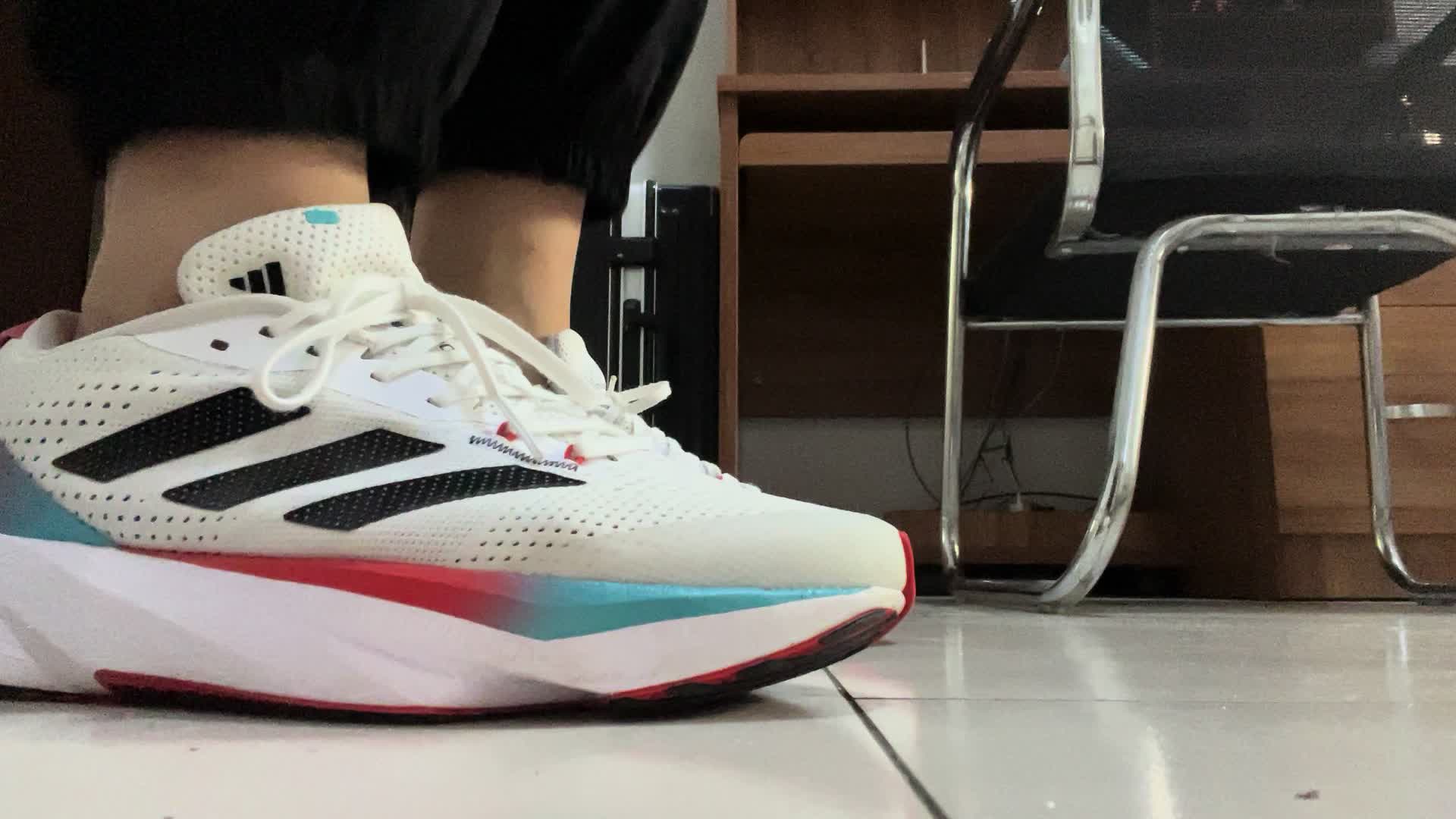 👟球鞋名称：adizero  sl

🔍