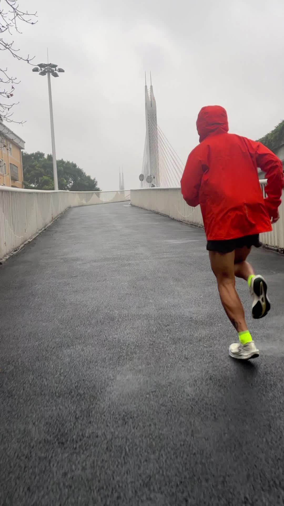 下雨跑步也是一件开心的事