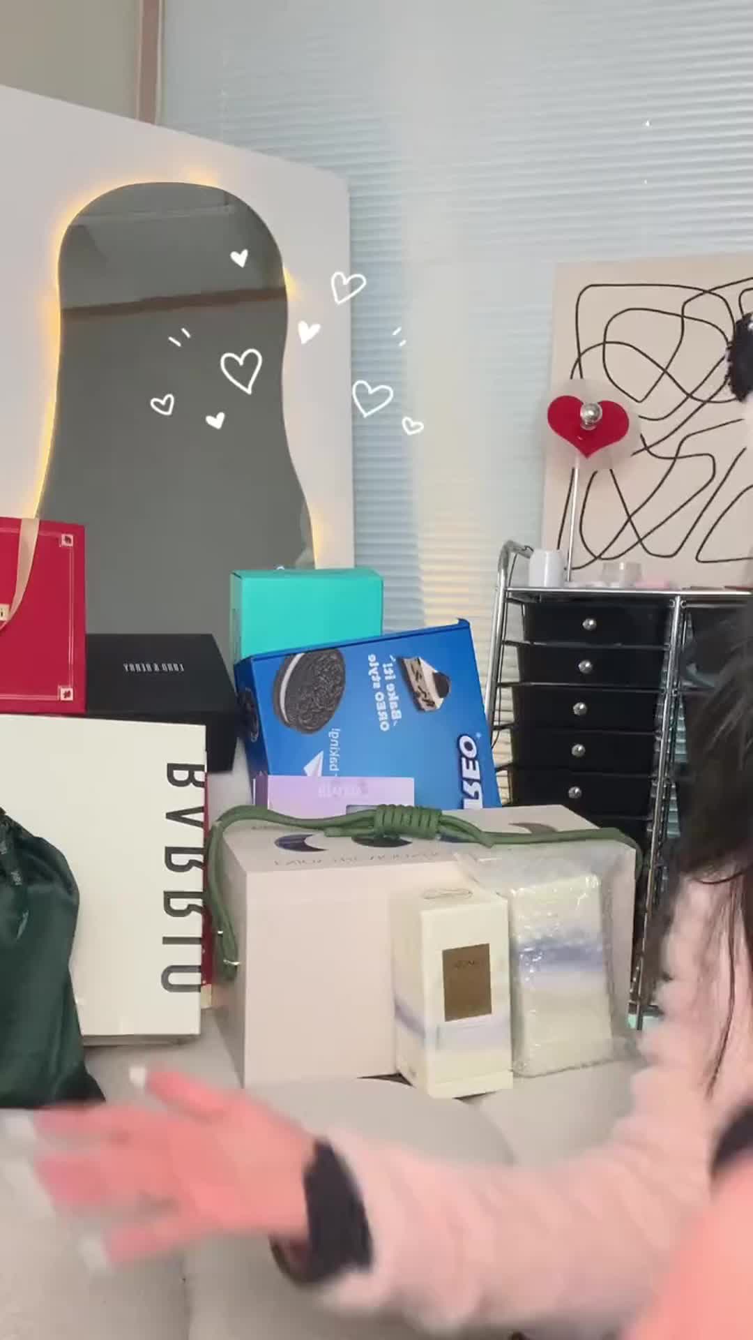 快看！这个女生叫小美！听说她很宠粉
