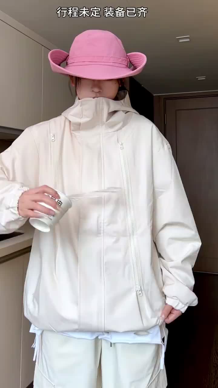 这件奶白色冲锋衣也太显白了