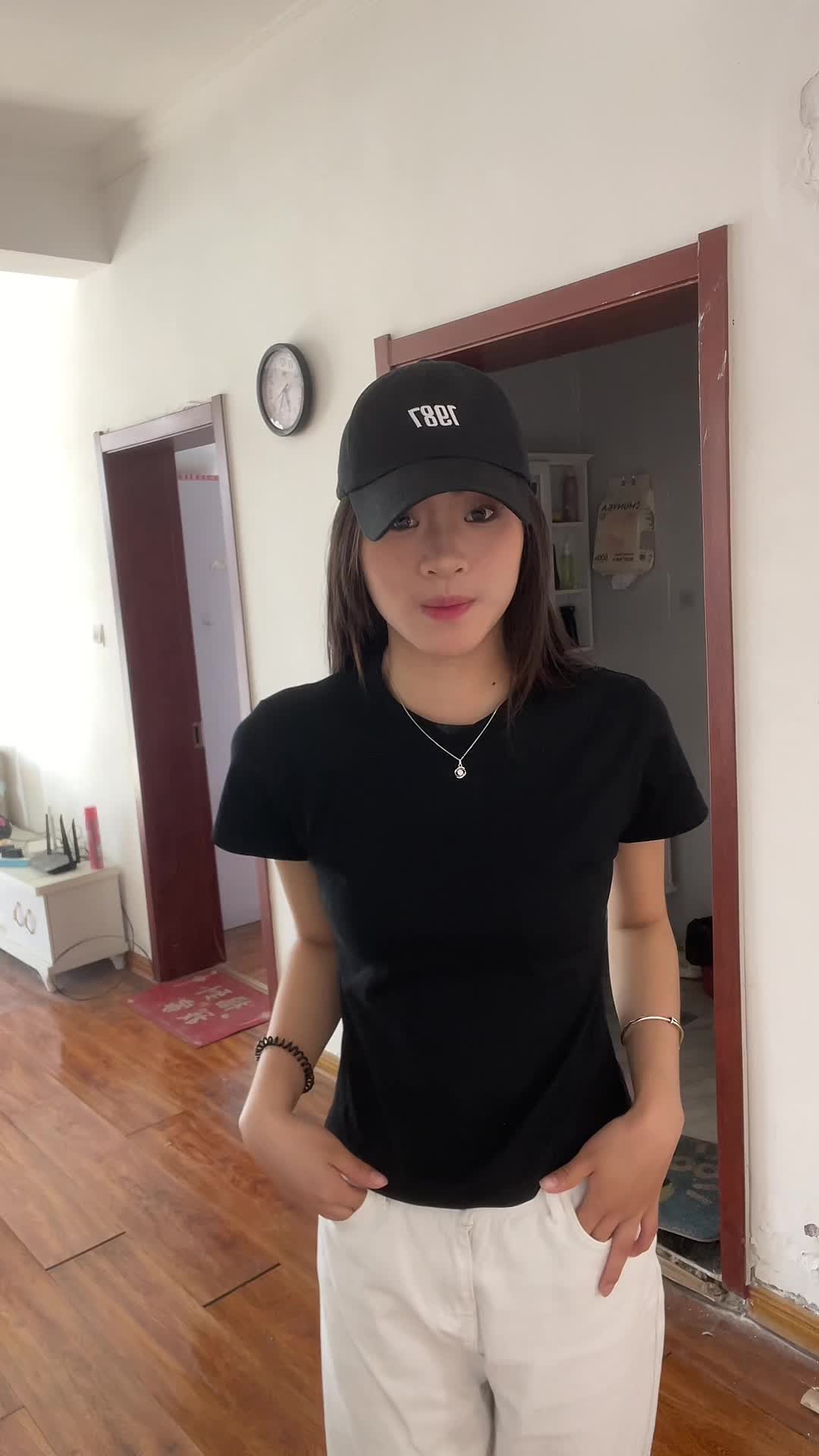 这一身简直就是纸片人穿搭！