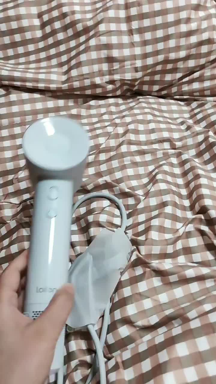 外观小巧，手感挺好的，比那个SE会轻一点