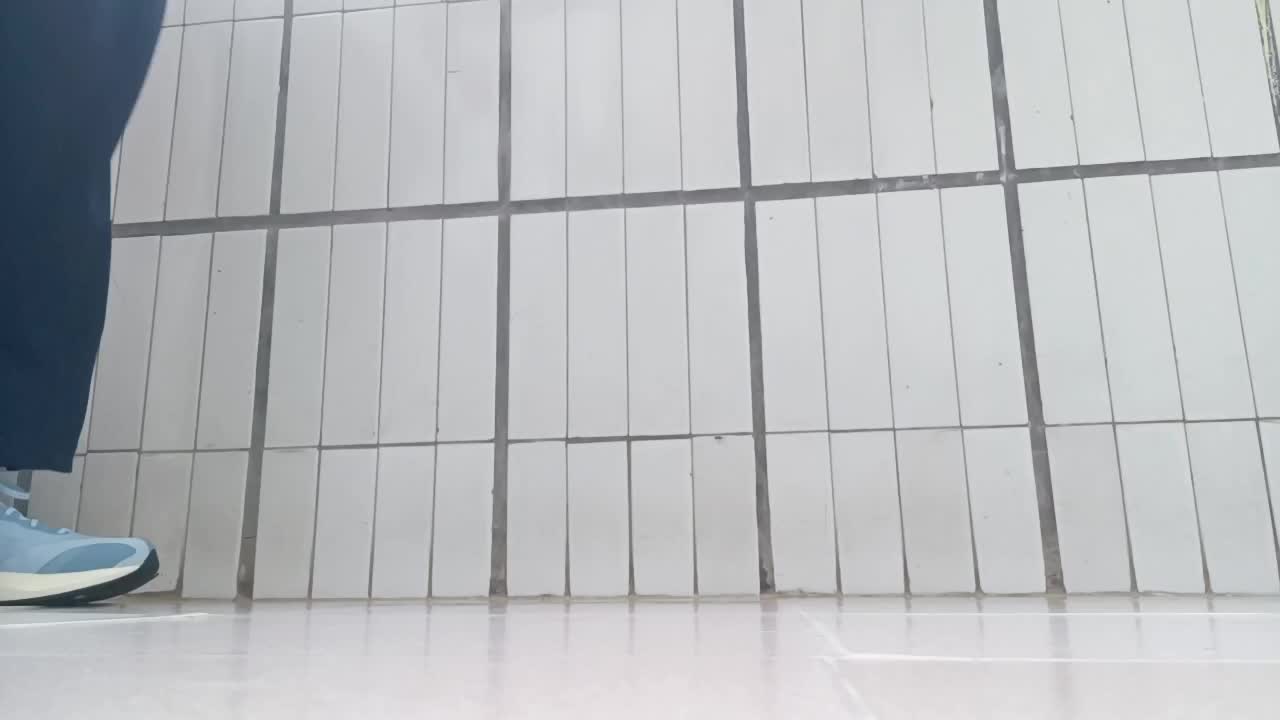因为是薄底，加上没踩开，上脚第一感觉就是