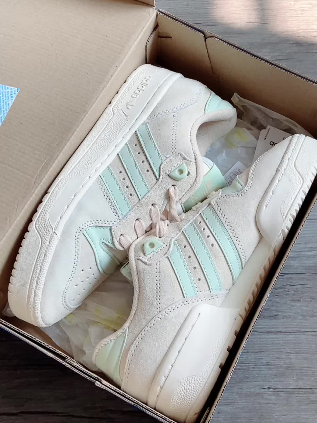Adidas薄荷奶绿板鞋也太清新了吧！
