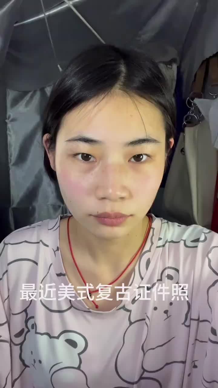 把肯豆仿妆和美式复古证件照结合起来的样子