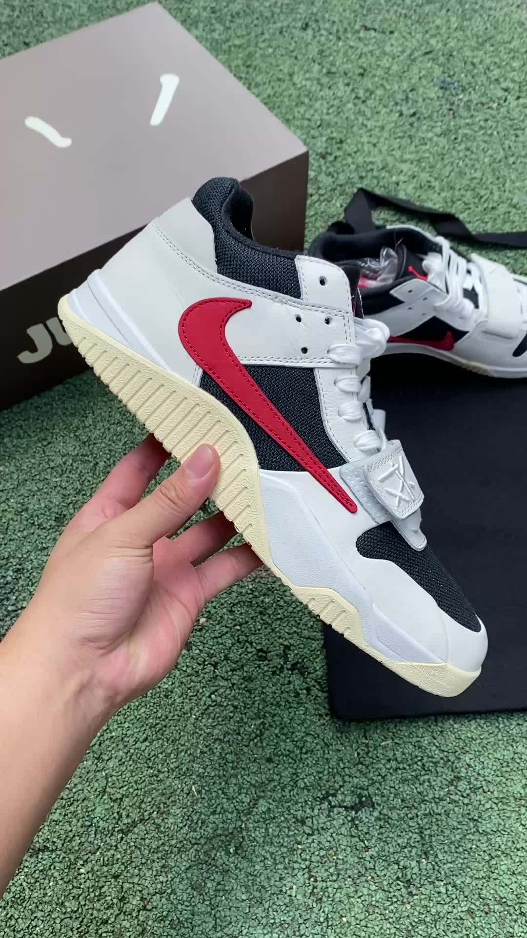 Travis Scott亲手操刀，鞋款携炫酷新颖
鞋盒与托特包震撼登场！
一睹为快！
【重磅揭晓：T