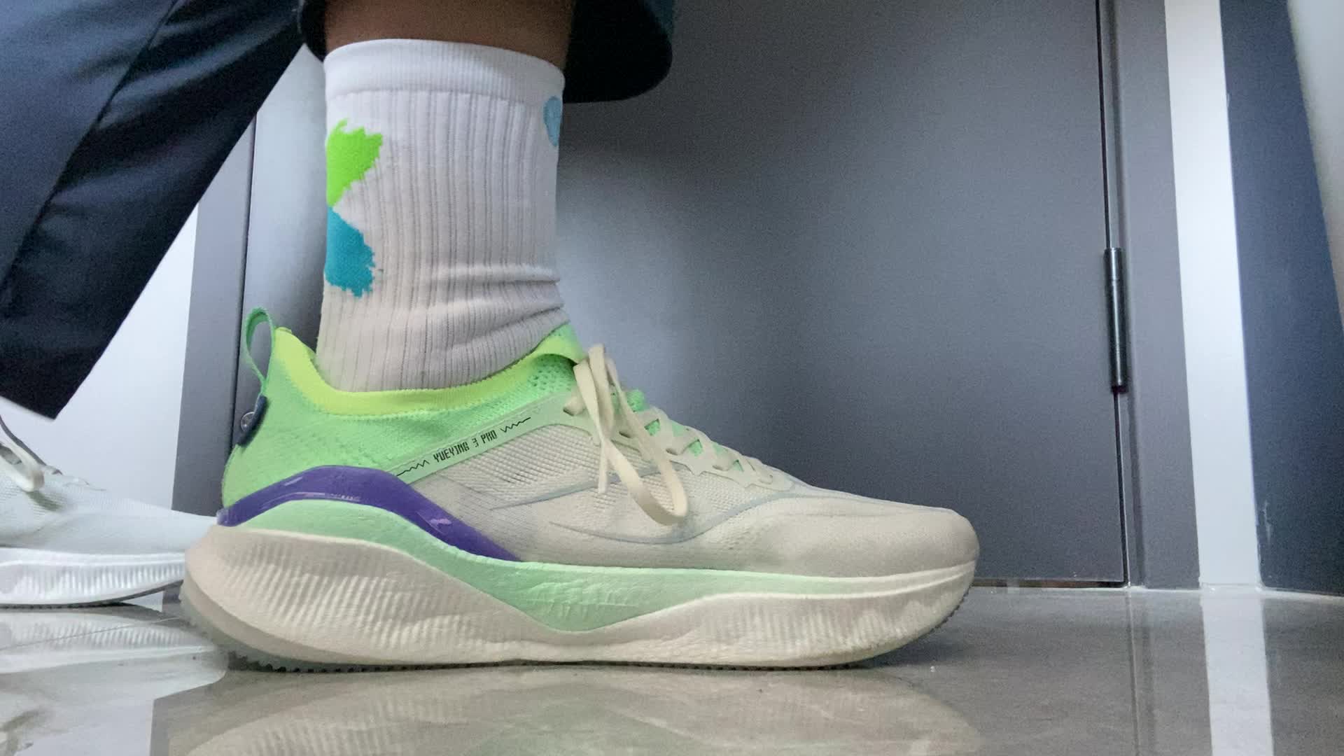 刚买就降价👟球鞋名称：

🔍设计亮点：
