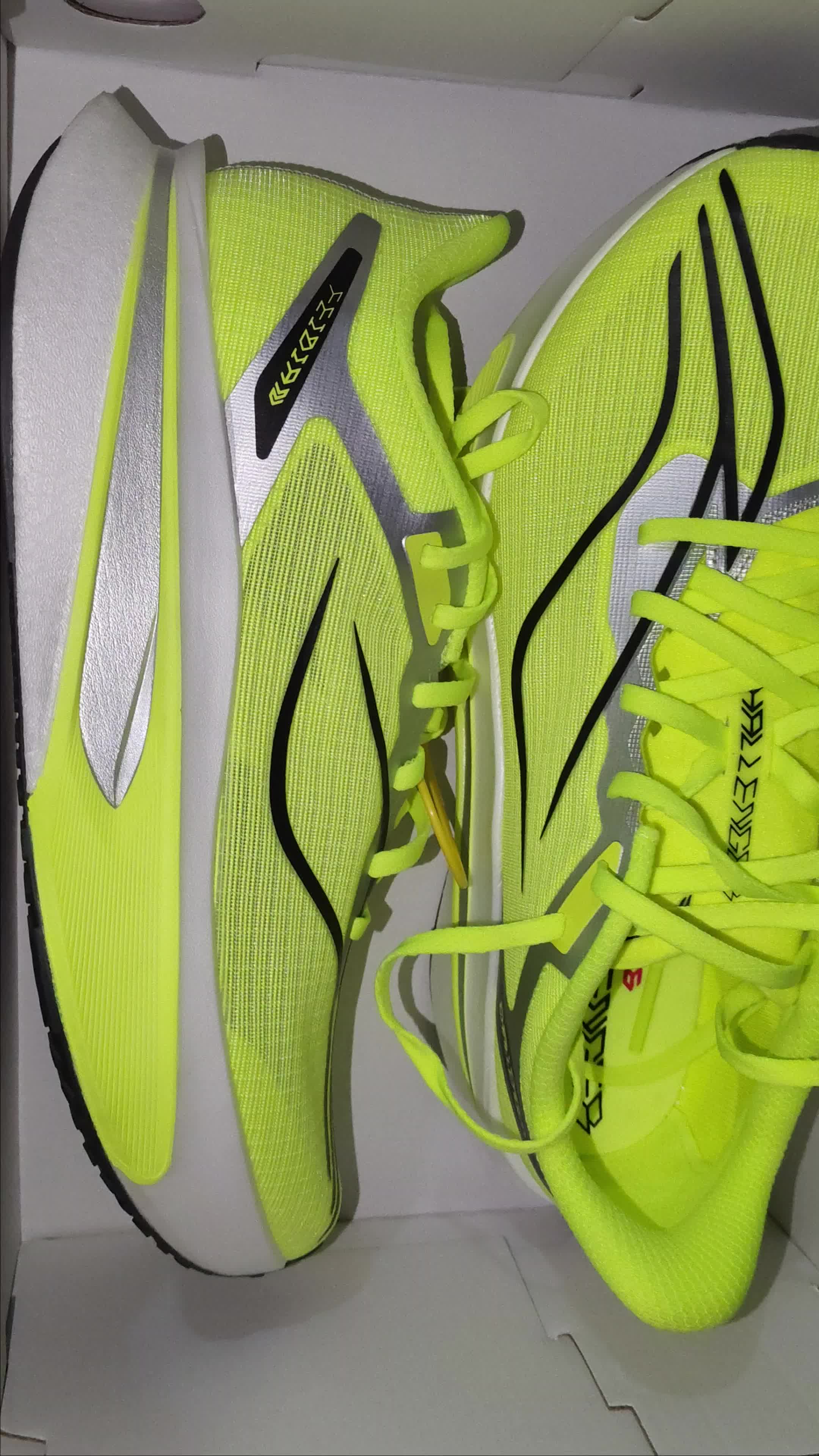 李宁 飞电6 CHALLENGER 跑鞋 竞速碳板轻量高回弹䨻丝马拉松比赛减震 荧光亮绿 41.5