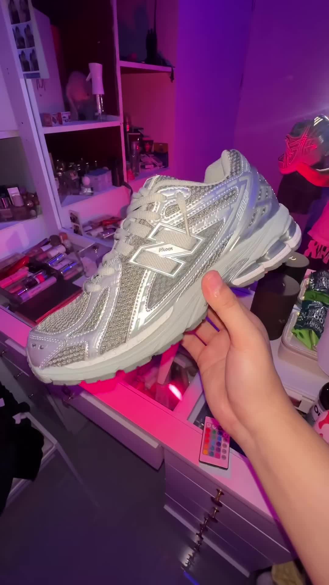 自带Y2K氛围感，New Balance 1906R银灰款深度解析