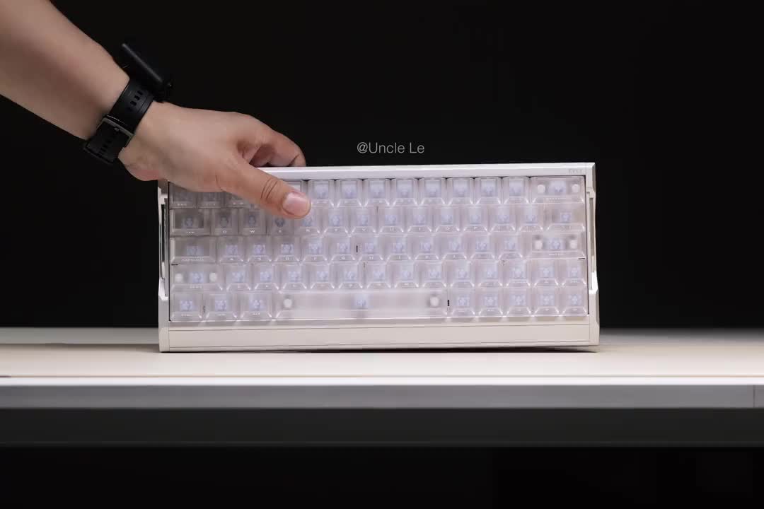 分享一把我很喜欢的键盘 CNC的铝制外壳，透明的键帽，第一眼就把我亮‘炸’了