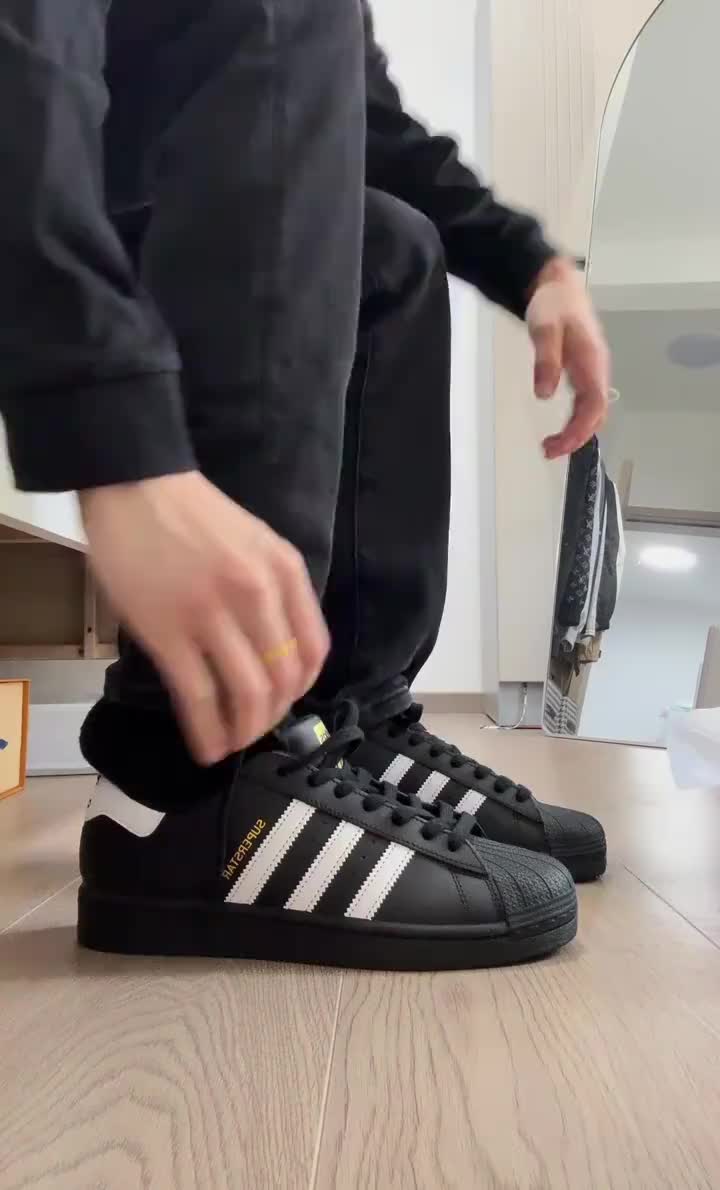 阿迪达斯贝壳头 男生鞋柜必须得有一双