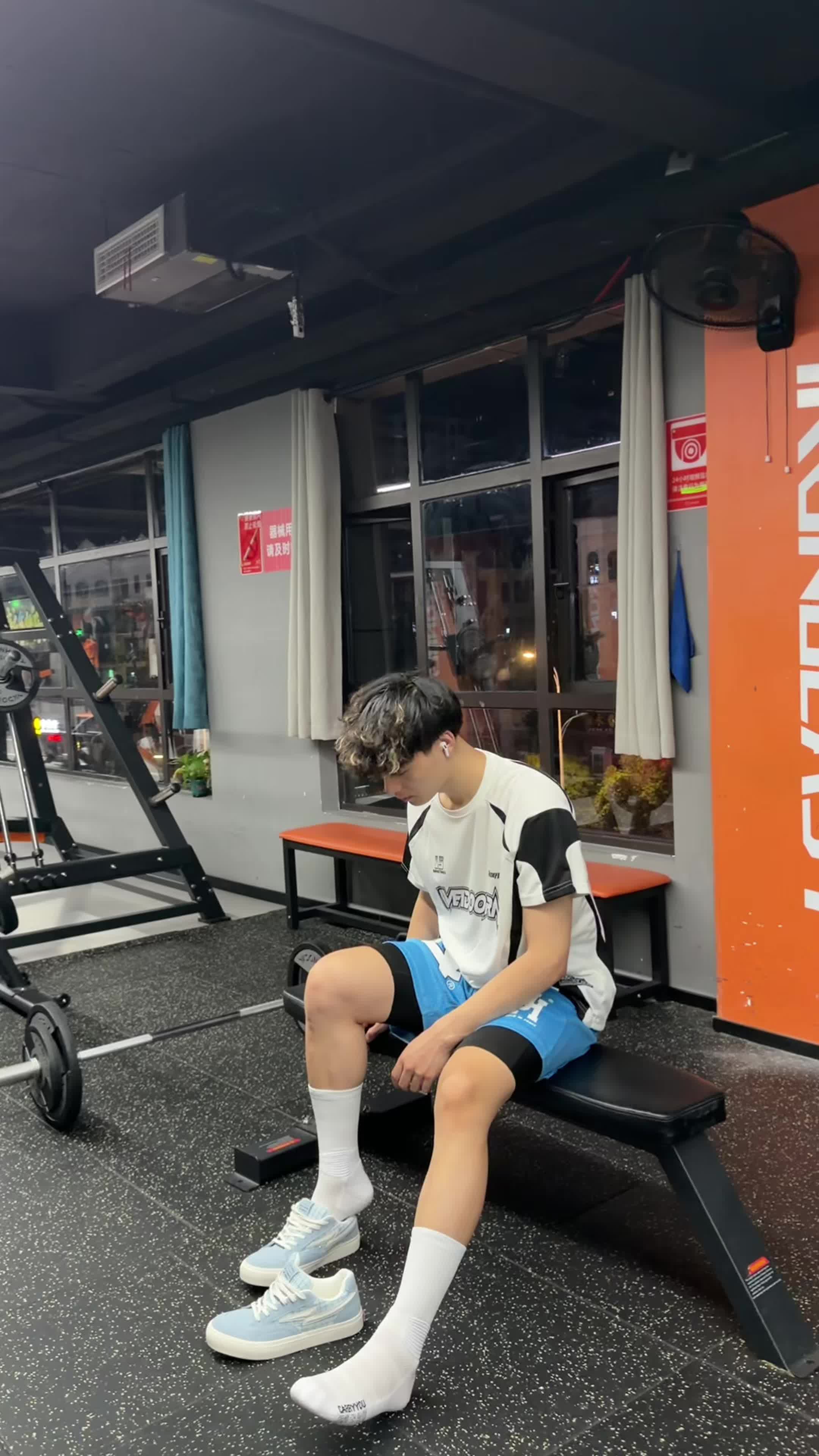 健身男孩的宝藏浅蓝板鞋小众闪电标辨识度拉满