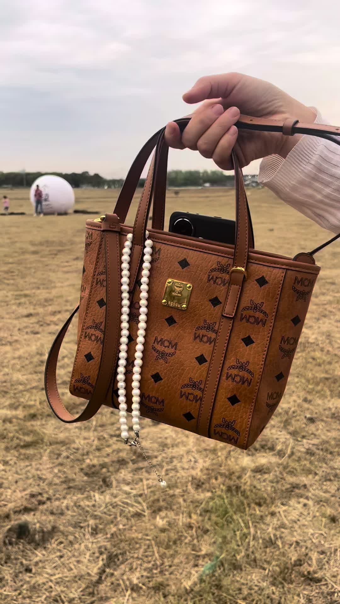 出门我果然还是喜欢背mcm的菜篮子包呢😊