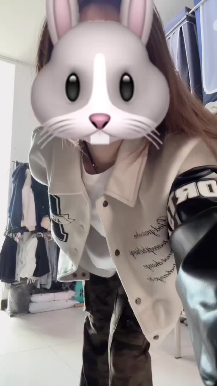 日常出街的“帅酷感”搭配：棒球服+迷彩裤的随性组合