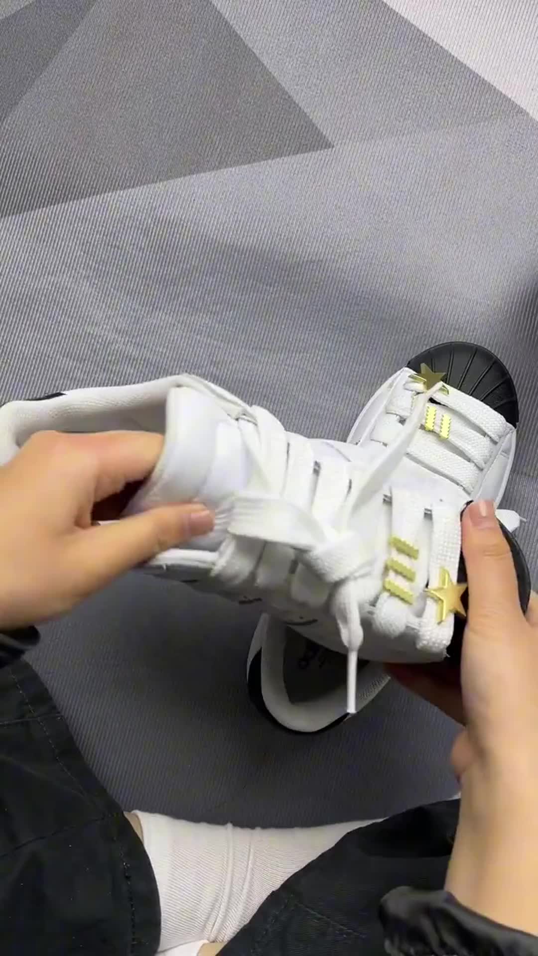 adidas贝壳头日常高出镜 经典黑白配金色星星