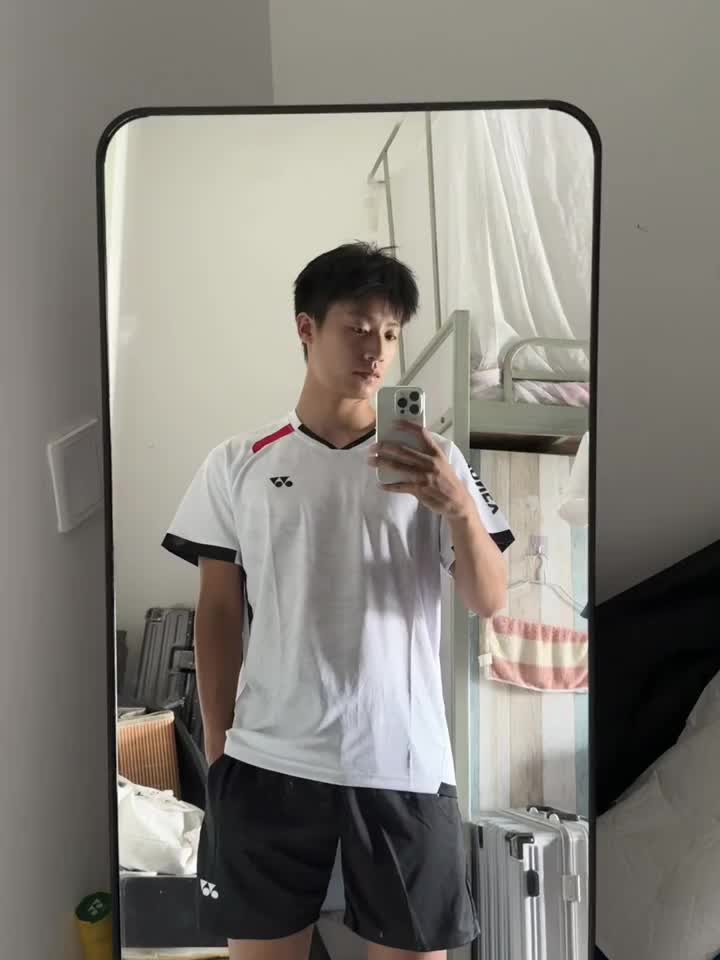 打球还是穿的简简单单