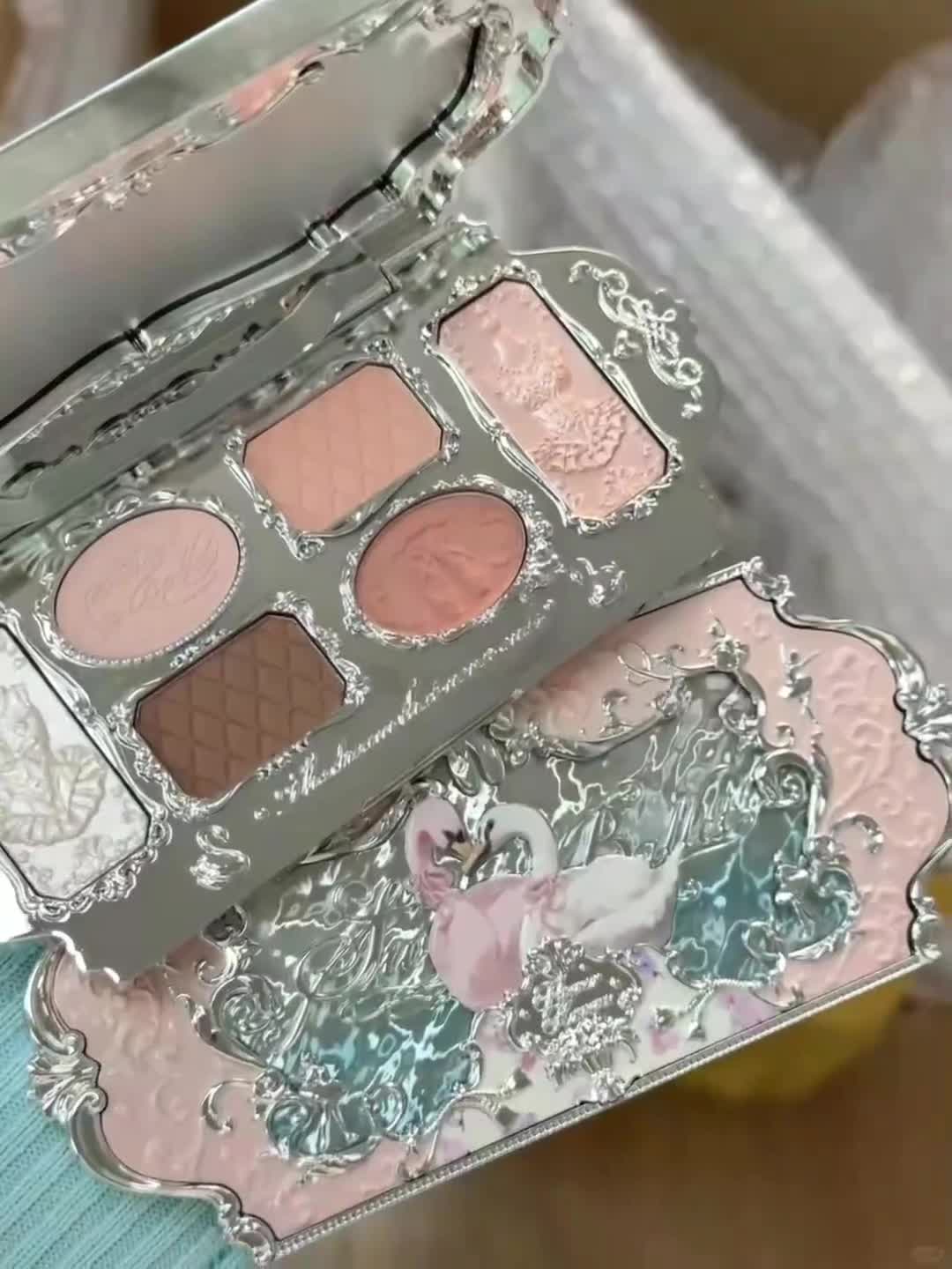 花知晓白天鹅🦢眼影盘也泰美了叭