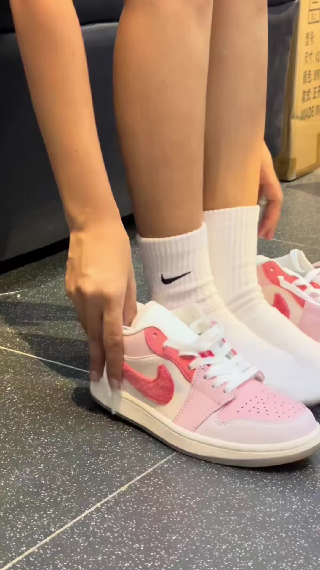 “AJ1不止是鞋，它是潮流态度，每一步都在书写你的风格！”