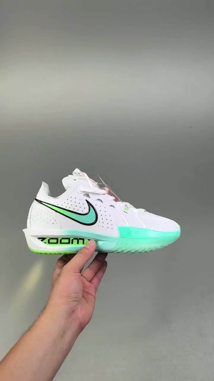 球场与街头的双重主角！穿上这双Nike G.T. Cut 3，体验白绿风暴的极速与舒适！