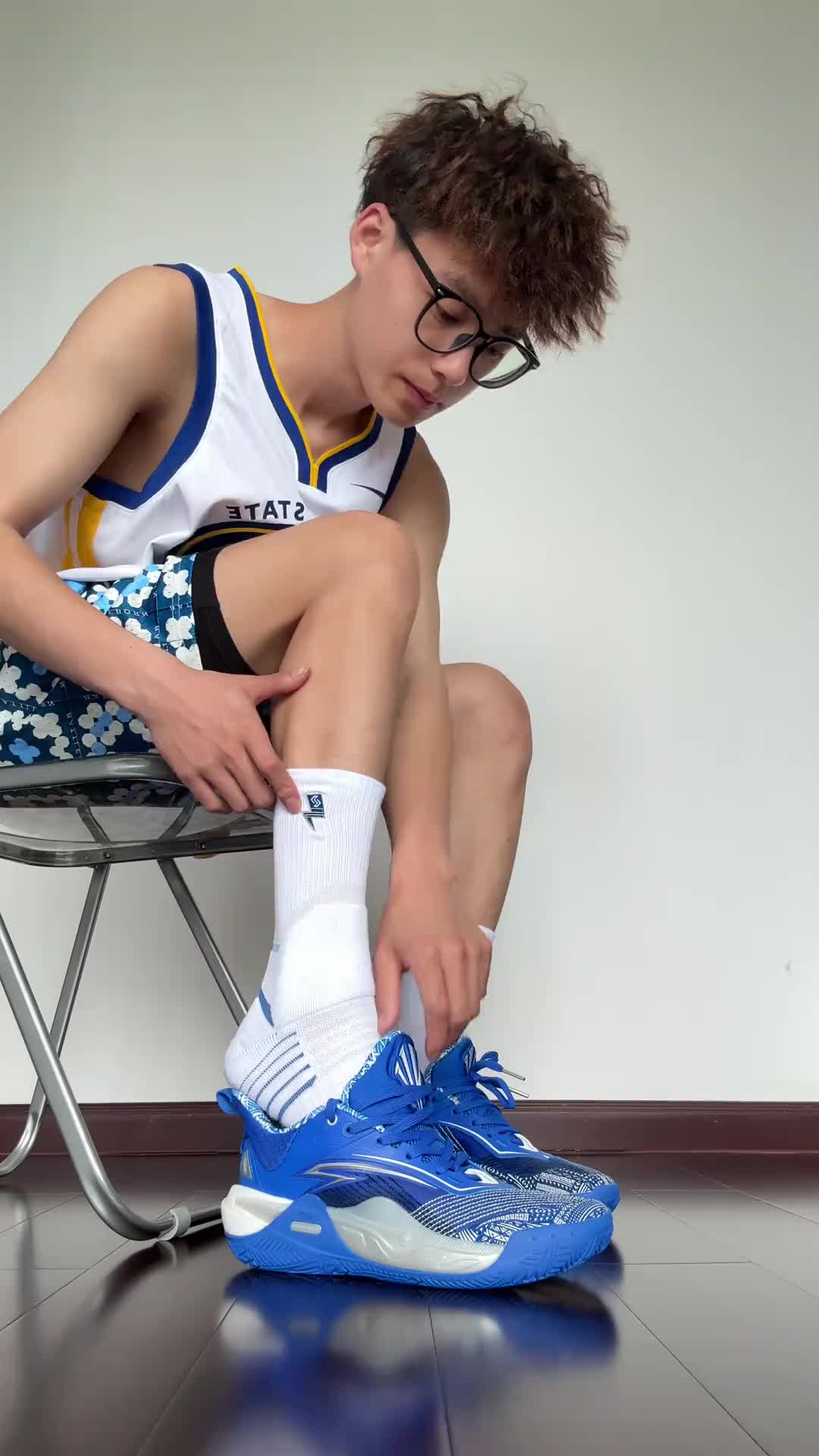 蓝色的鞋子它怎么样呢