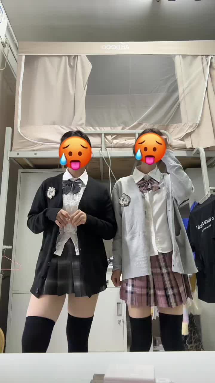 宛如青春的灵动诗篇。格纹裙摆轻摇，领带俏