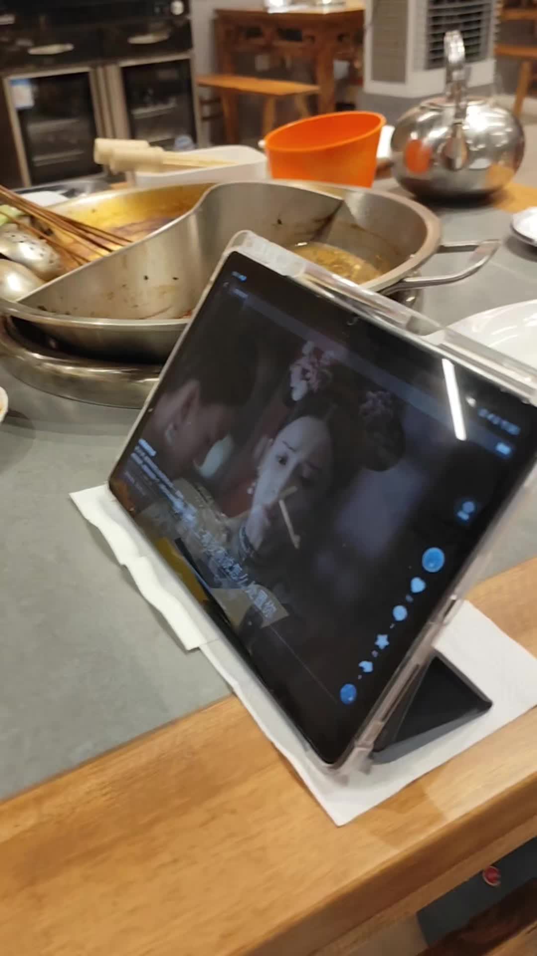 一边吃火锅一边追剧，也只有我了吧？😅