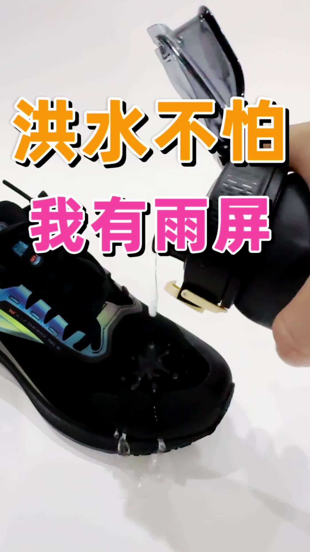 下雨天别穿靴子啦！一人一双防水跑鞋来看看！