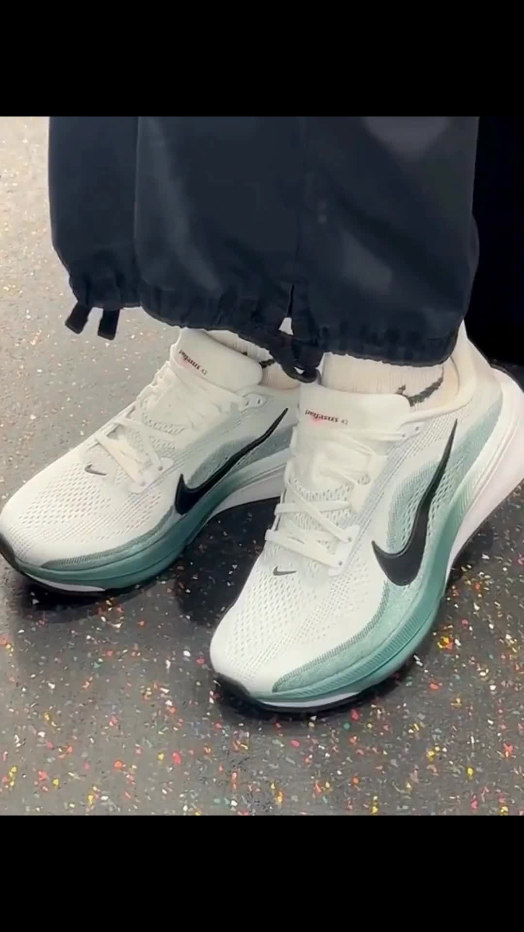 Nike Pegasus42白黑绿跑鞋