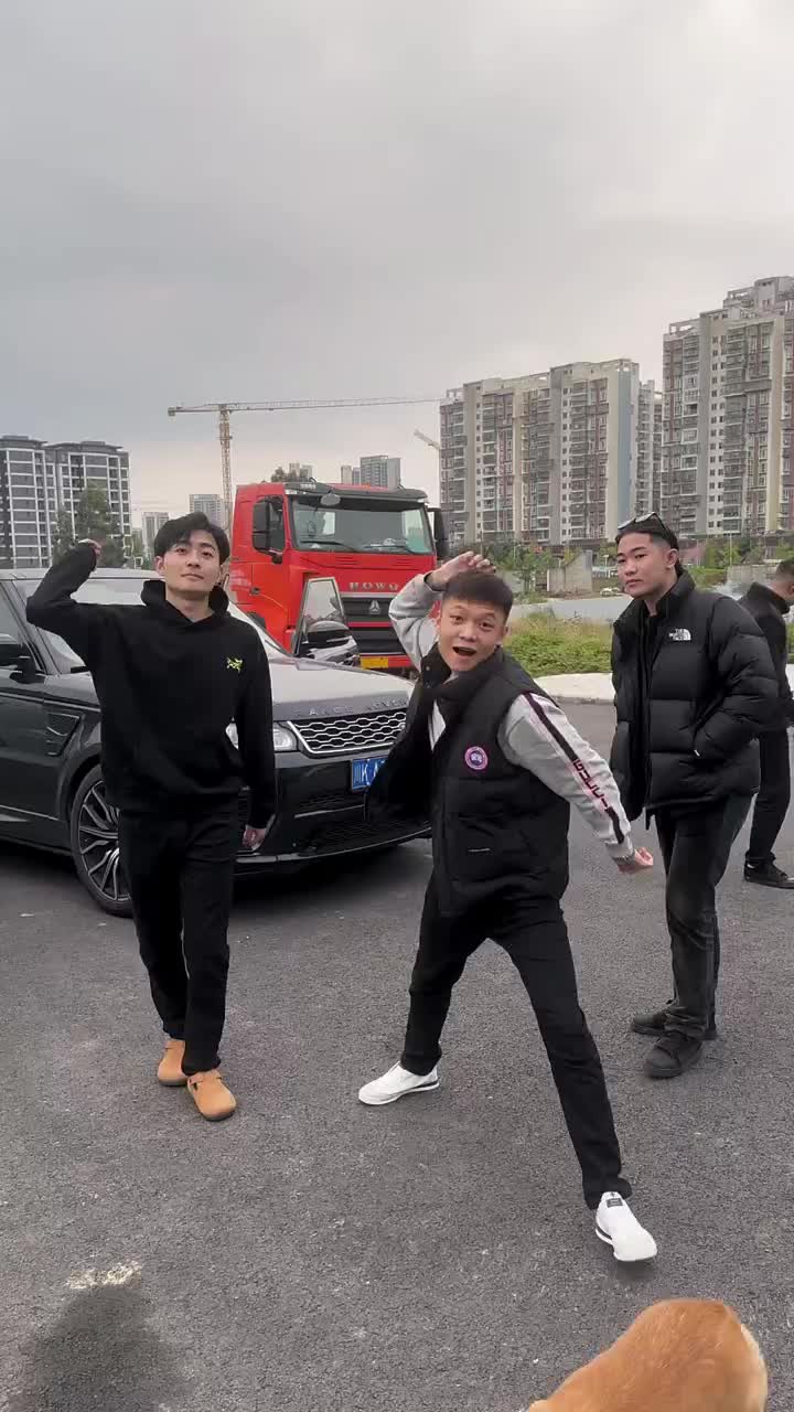 亮眼的色彩与简约的线条相遇，打破单调的穿