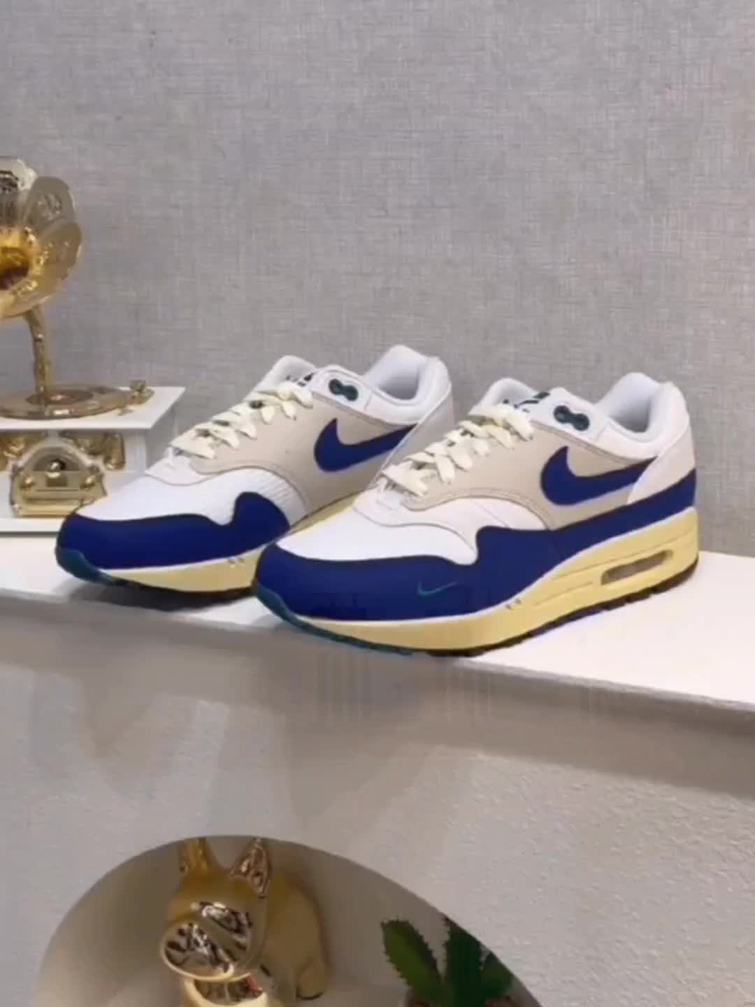 "潮流不息，经典永存！Nike Air Max 1，复古魅力，一步到位！"