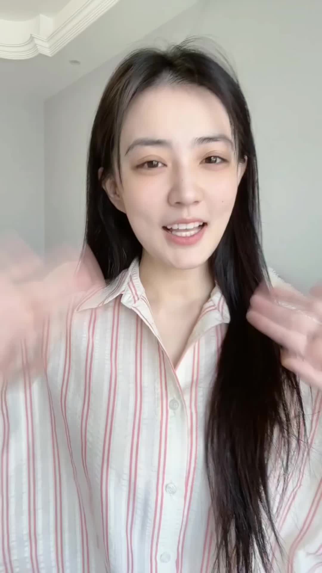明星推荐| 的国货粉底液之光~裸色经典，一抹自信优雅 缔造脸庞的原生质感与意境 