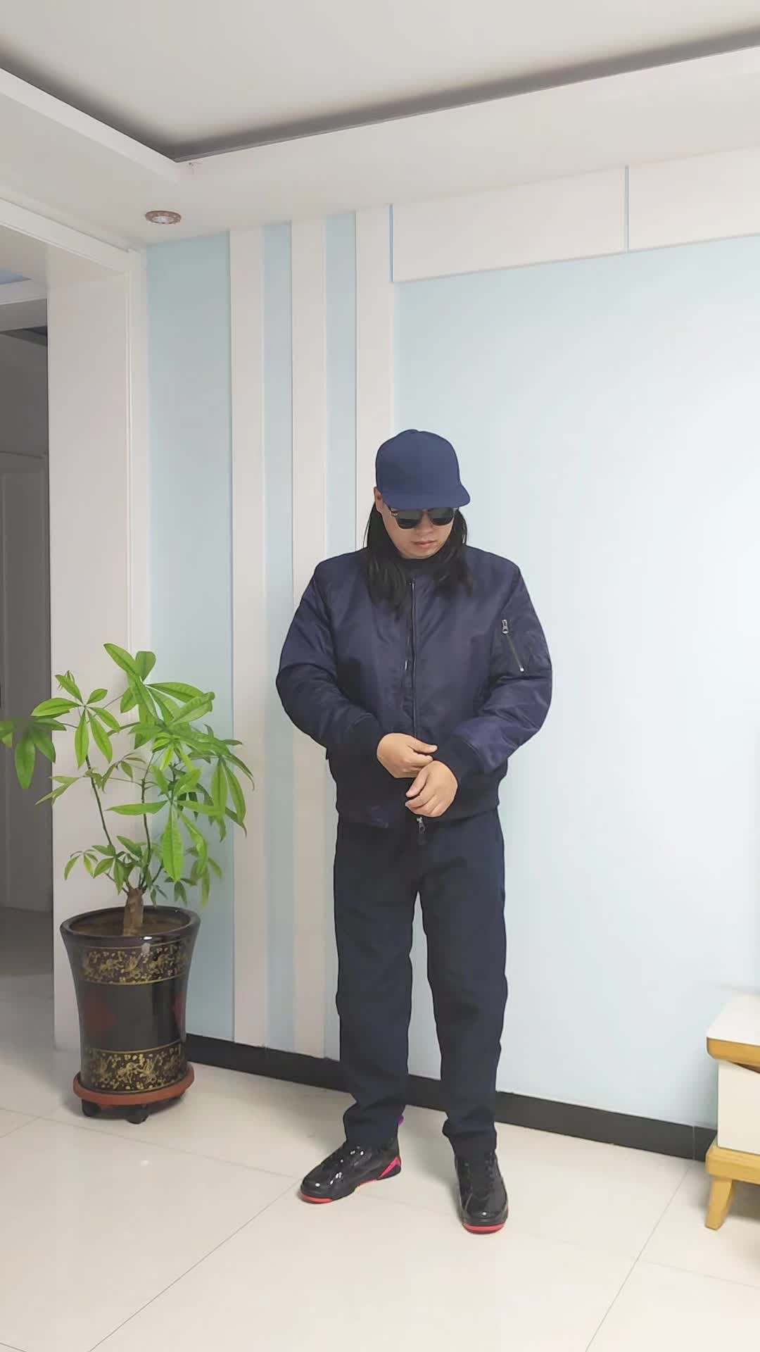 简约运动风穿搭OOTD

冬日叠穿灵感：藏青色飞行夹克+同色系休闲裤，利落又有型✨
