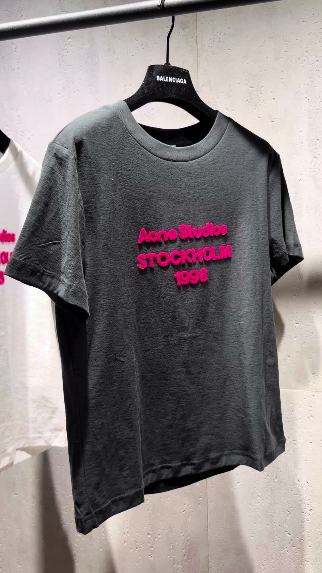 小众潮牌封神！Acne Studios炭灰玫红T，回头率200%！