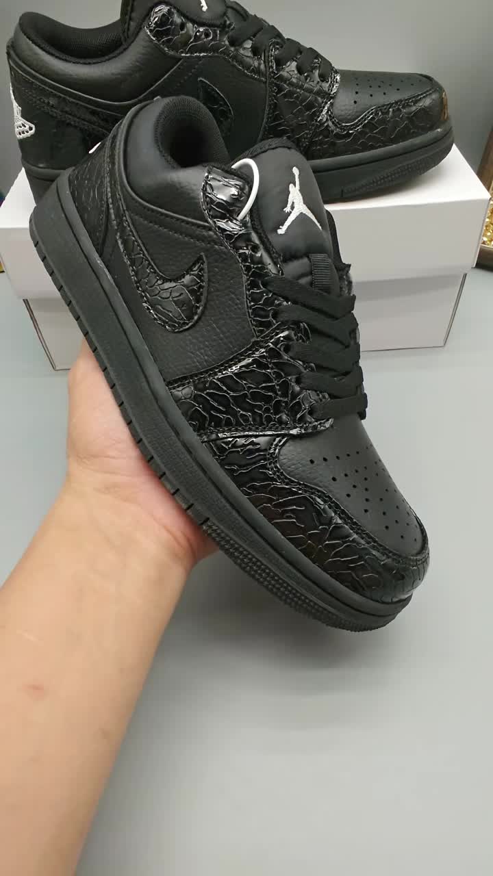暗黑系本命球鞋｜AJ1低帮黑爆裂太帅了