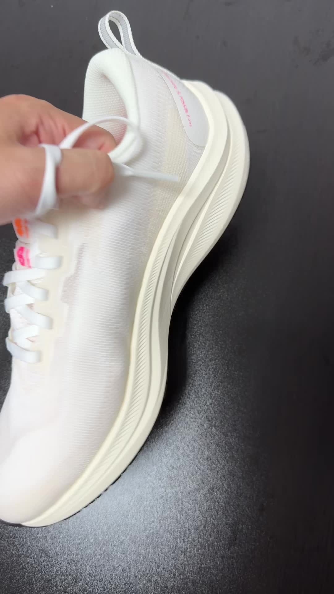 李宁赤兔8全米白测评✨：颜值与实力并存的全能训练跑鞋