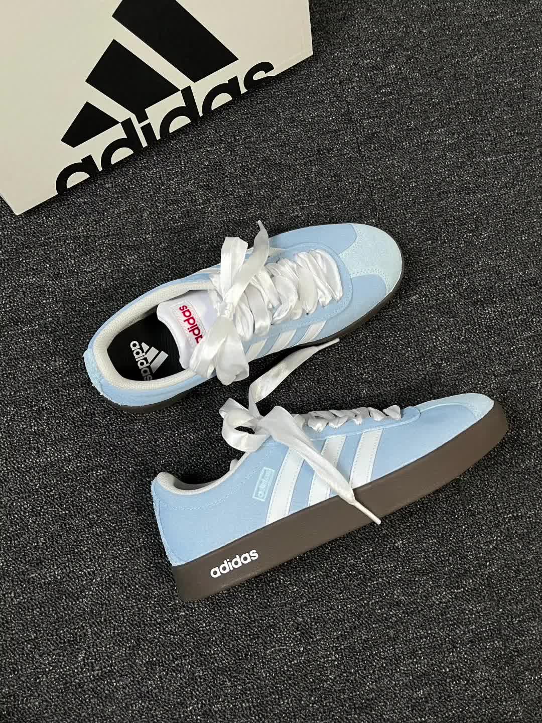 adidas蒂芙尼蓝太吸睛