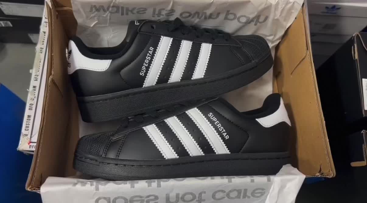 Adidas贝壳头实拍视频